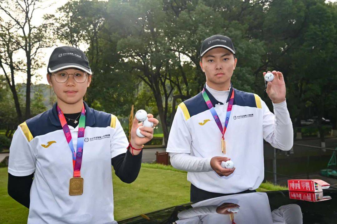 尼克斯得到阿努诺比等球员 送出巴雷特+奎克利+1次轮尼克斯官方今日宣布，球队已与猛龙达成交易，得到OG-阿努诺比、阿丘瓦和弗林，送出巴雷特、奎克利和一个2024年的次轮签（来自活塞）。